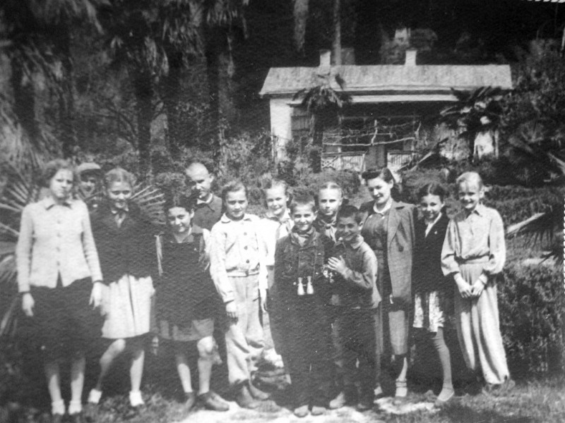 пятиклассники 1951 года на экскурсии, где-то выше санатория Кавказ