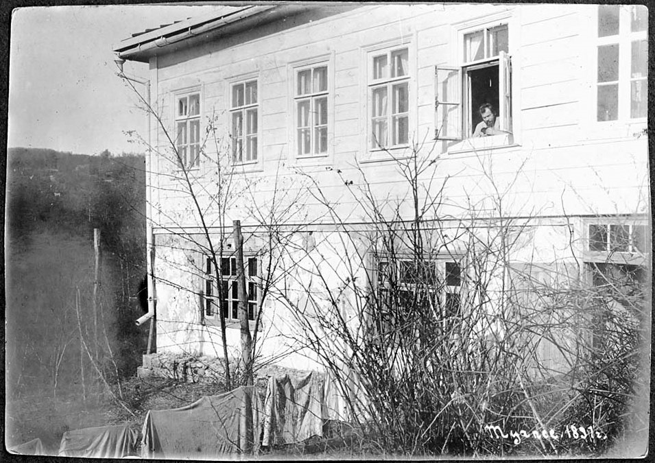 Туапсе 1897 дом Мочеропуло, где поселился С М Богословский, в окне он. Фото из архива Екатерины Богословской