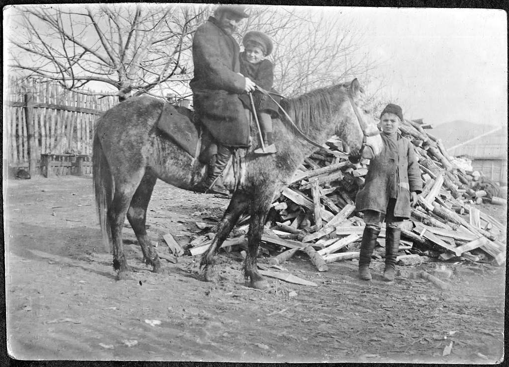 Туапсе 1897  С М Богословский с Галей перед выездом к больному. Фото из архива Екатерины Богословской