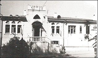 Фасад и главный вход дедовского дома в Сочи. 