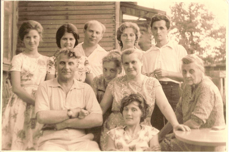 Фото №7. Новогиреево. 1962 г. Вера Владимировна и Леонид Айвазов в окружении родственников.